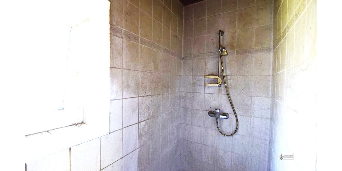 Dusche neben dem Fenster