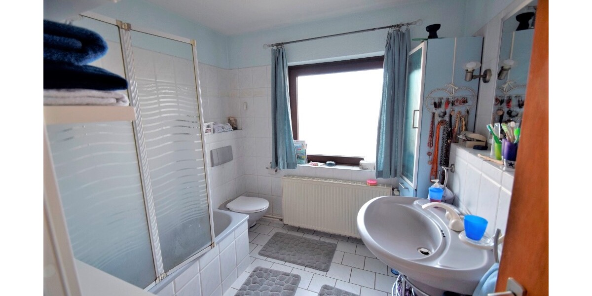 Bad im OG mit Wanne und Glas-Duschwand