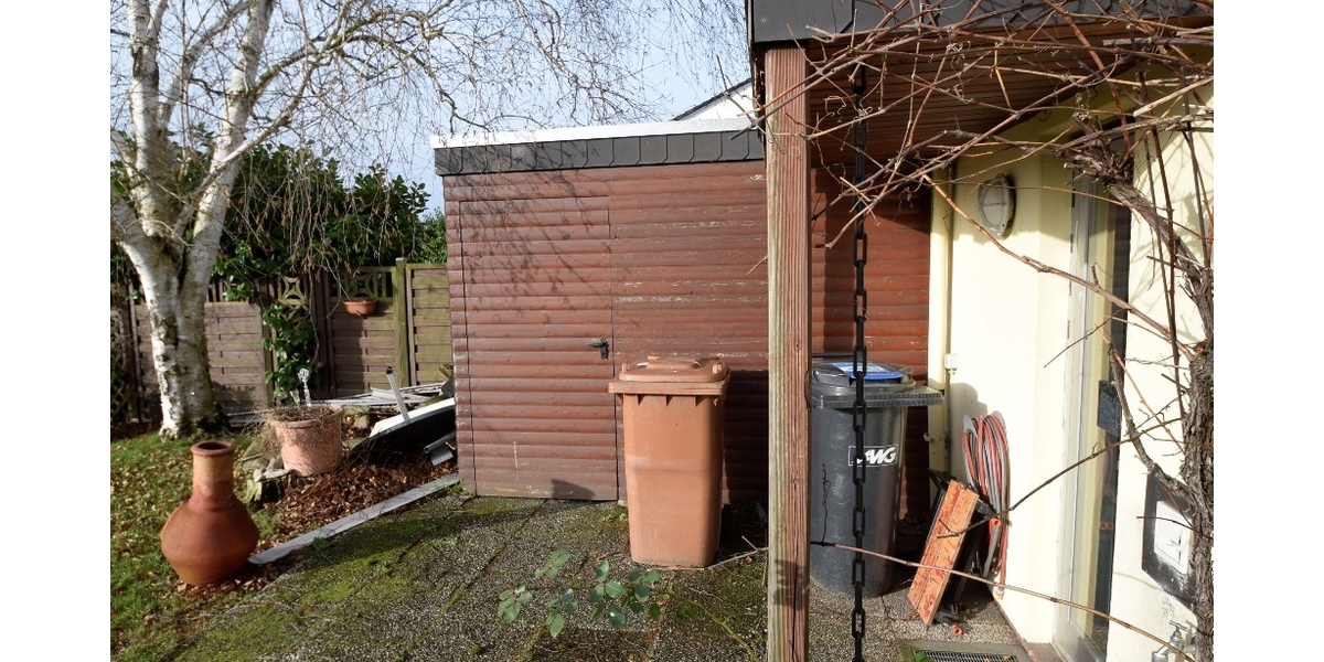 Kl. Teilüberdachungen sorgen für zusätzliche Abstellfläche am Haus / Schuppen für Geräte mit Garagenzugang