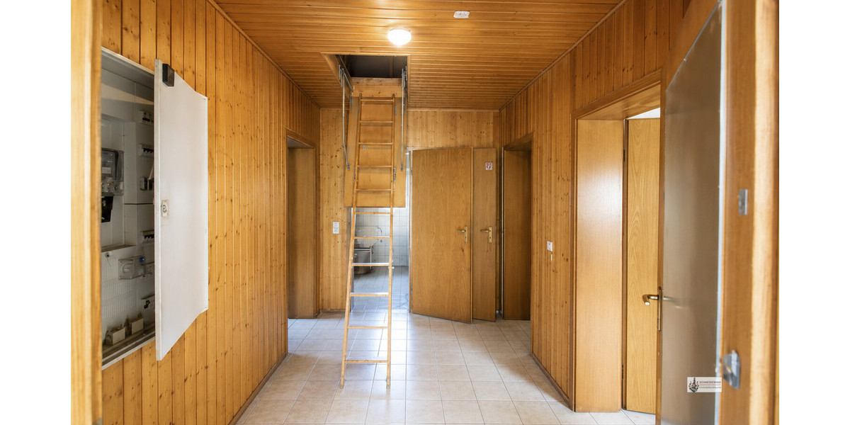 Holzgetäfelter Flur mit Dachbodenleiter