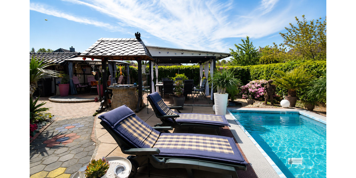 Moderne Gartenlandschaft mit Pool und Pergola