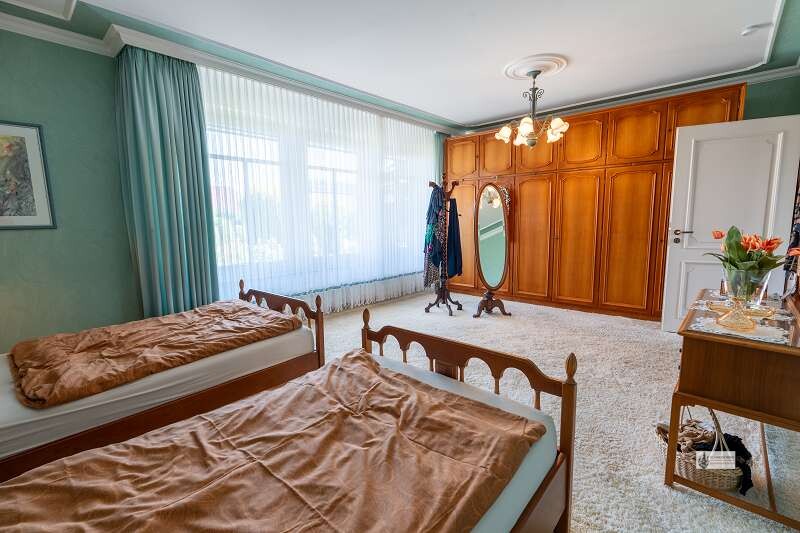 Schlafzimmer mit Einbauschrank