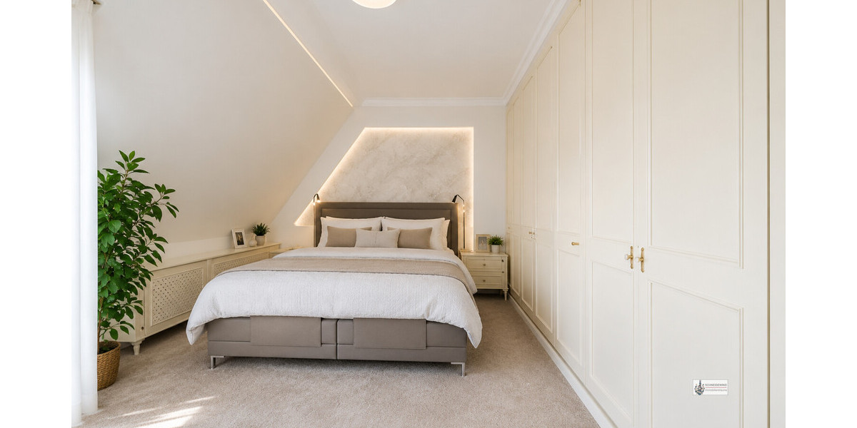Helles, modernes Schlafzimmer im Dachgeschoss