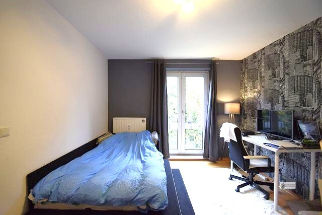 Schlafzimmer 2 mit Doppelflügeltür 