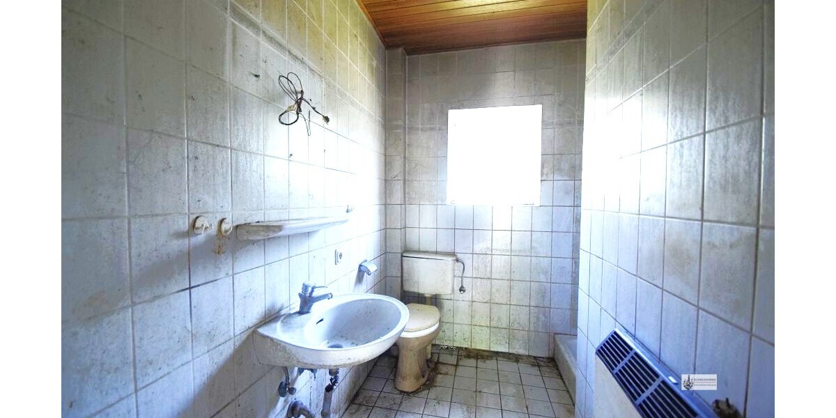 Bad mit Dusche und Elektroheizkörper