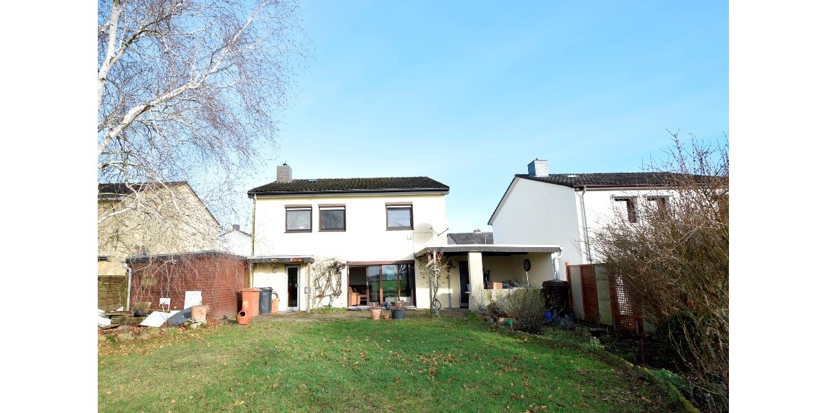 Gesamt-Rückansicht des Hauses mit Schuppen und Überdach über der Terrasse