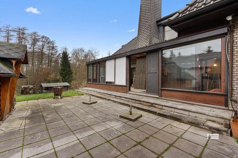 Terrassenbereich mit Blick zum Gartenhaus