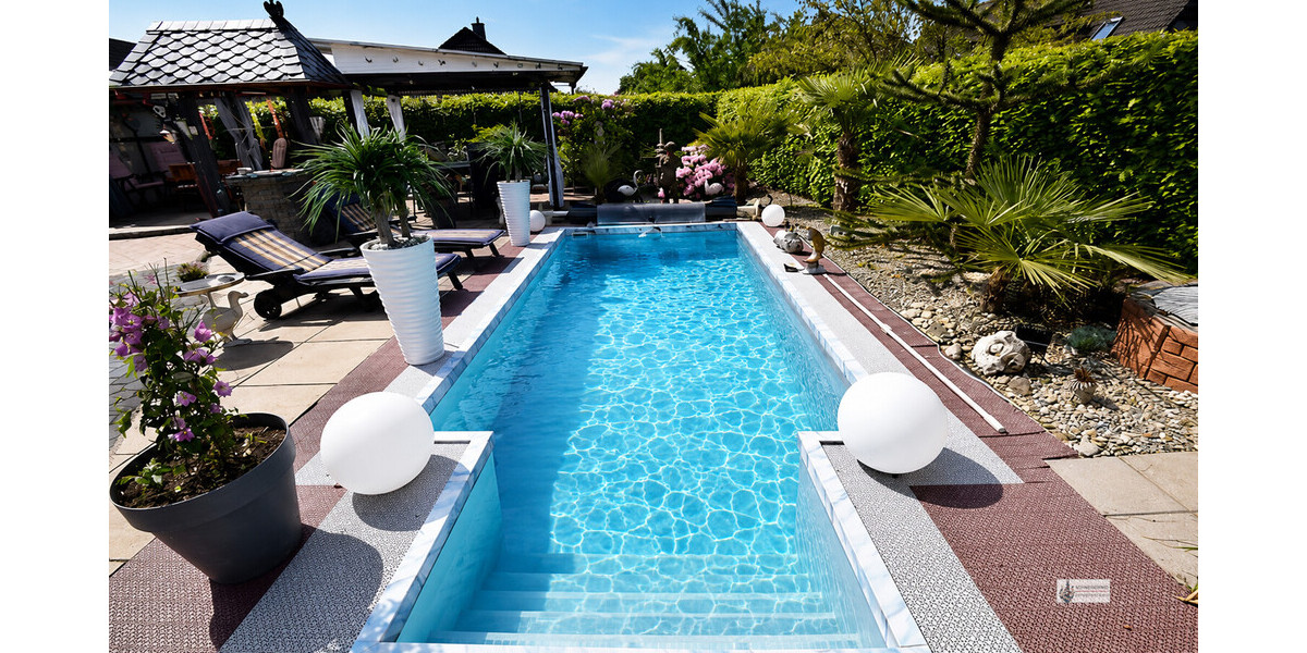 Privater Garten mit Pool-Oase