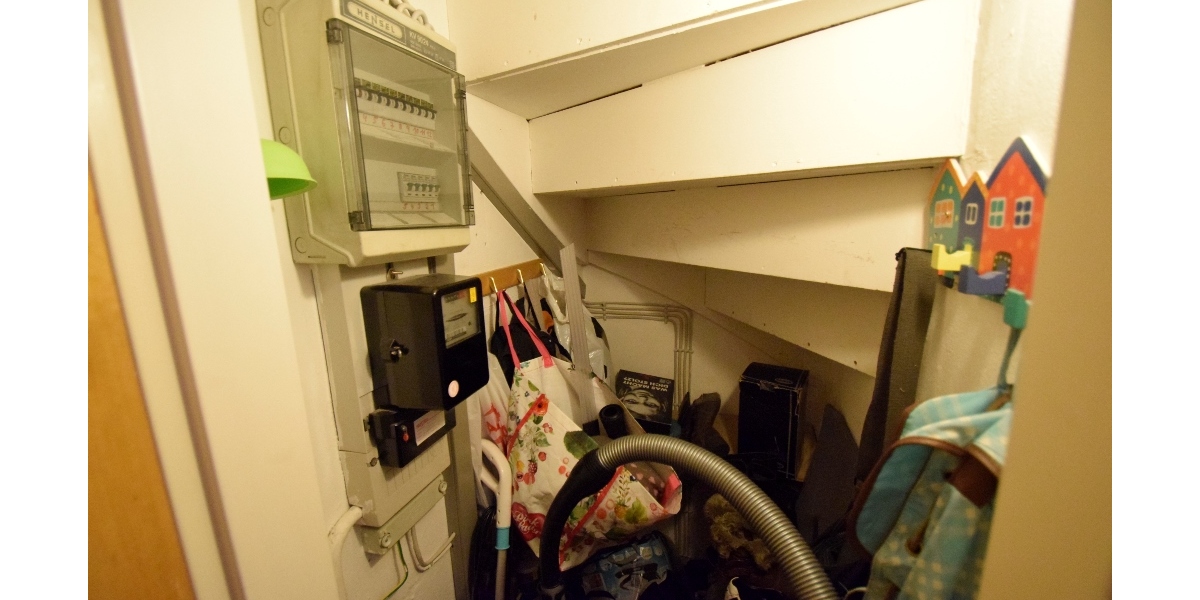 Sicherungskasten unter der Treppe + Stellfläche