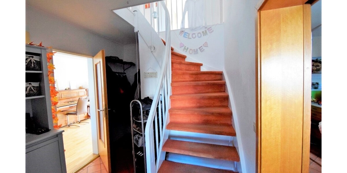 Massive Holztreppe ins OG, Garderobe daneben + Abstellfläche