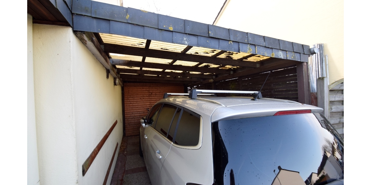 Carport mit Durchgang in den Abstellraum